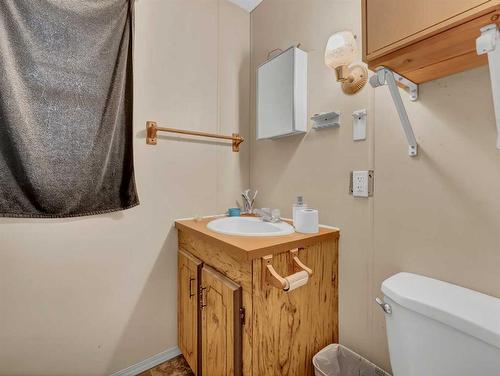 327 1 Street Ne, Redcliff, AB - Indoor Photo Showing Bathroom