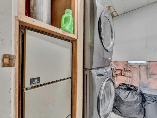 327 1 Street Ne, Redcliff, AB - Indoor Photo Showing Laundry Room