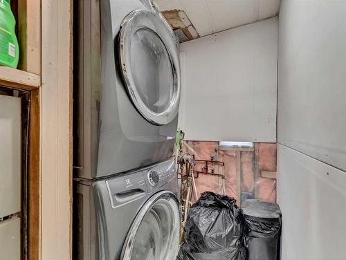 327 1 Street Ne, Redcliff, AB - Indoor Photo Showing Laundry Room