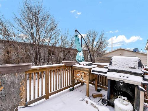 327 1 Street Ne, Redcliff, AB - Outdoor