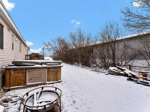 327 1 Street Ne, Redcliff, AB - Outdoor