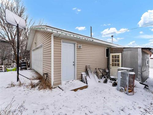 327 1 Street Ne, Redcliff, AB - Outdoor