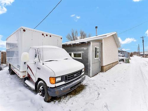 327 1 Street Ne, Redcliff, AB - Outdoor