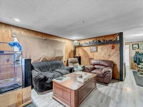 327 1 Street Ne, Redcliff, AB - Indoor Photo Showing Living Room