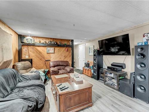 327 1 Street Ne, Redcliff, AB - Indoor Photo Showing Living Room