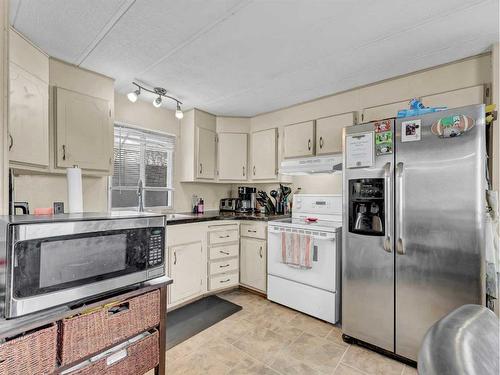 327 1 Street Ne, Redcliff, AB - Indoor Photo Showing Kitchen