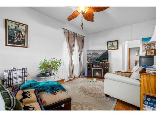 20 Railway Ave E, Schuler, AB - Indoor Photo Showing Living Room