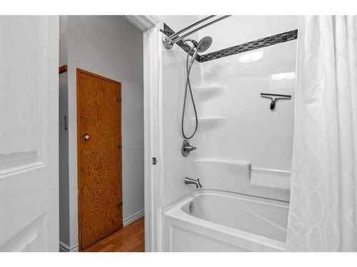 20 Railway Ave E, Schuler, AB - Indoor Photo Showing Bathroom