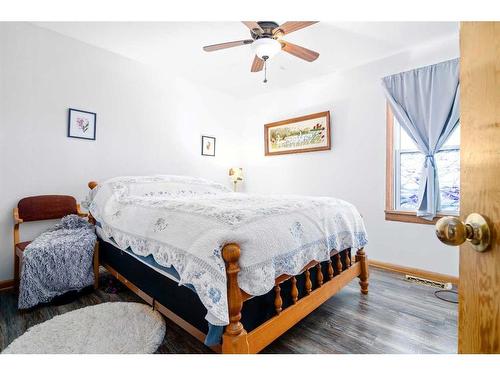 20 Railway Ave E, Schuler, AB - Indoor Photo Showing Bedroom