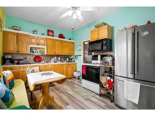 20 Railway Ave E, Schuler, AB - Indoor Photo Showing Kitchen