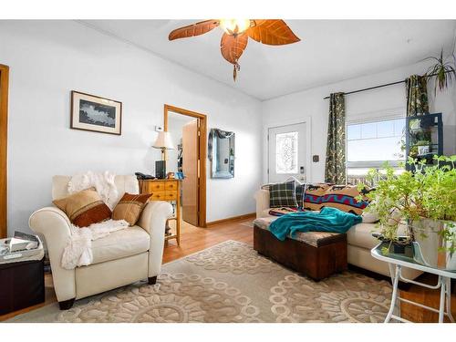 20 Railway Ave E, Schuler, AB - Indoor Photo Showing Living Room