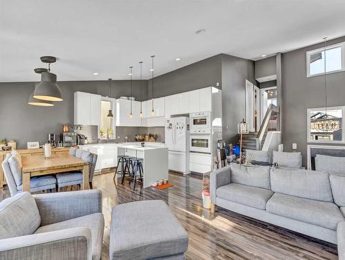 80 Greenwood Court, Medicine Hat, AB - Indoor Photo Showing Living Room