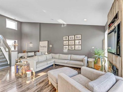 80 Greenwood Court, Medicine Hat, AB - Indoor Photo Showing Living Room