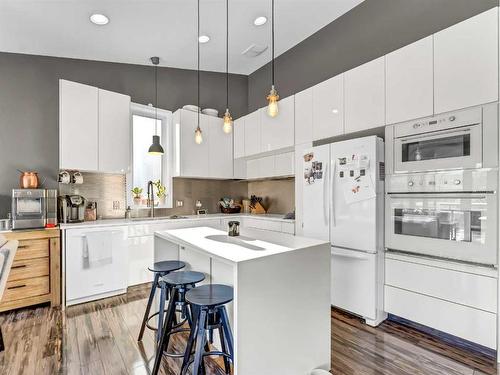 80 Greenwood Court, Medicine Hat, AB - Indoor Photo Showing Kitchen With Upgraded Kitchen