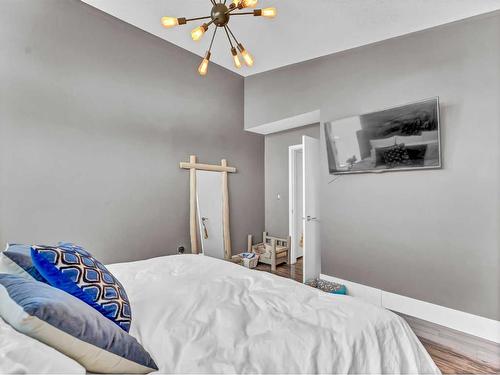 80 Greenwood Court, Medicine Hat, AB - Indoor Photo Showing Bedroom