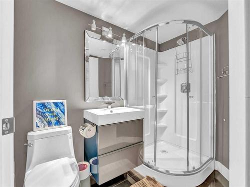 80 Greenwood Court, Medicine Hat, AB - Indoor Photo Showing Bathroom