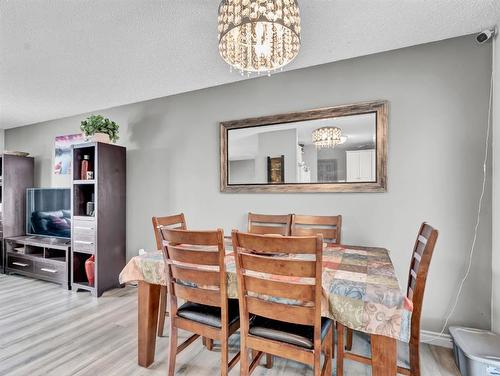 129 East Glen Drive Se, Medicine Hat, AB - Indoor Photo Showing Dining Room