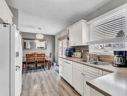 129 East Glen Drive Se, Medicine Hat, AB - Indoor Photo Showing Kitchen With Double Sink