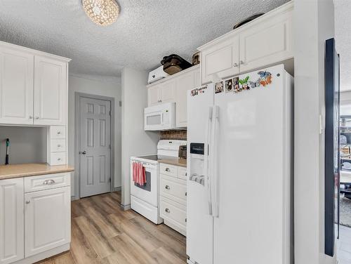 129 East Glen Drive Se, Medicine Hat, AB - Indoor Photo Showing Kitchen