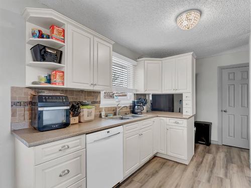 129 East Glen Drive Se, Medicine Hat, AB - Indoor Photo Showing Kitchen