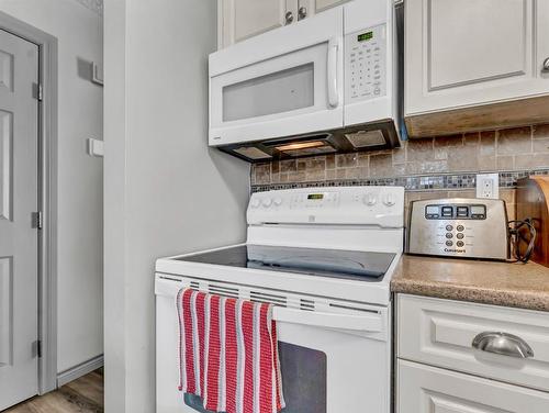 129 East Glen Drive Se, Medicine Hat, AB - Indoor Photo Showing Kitchen