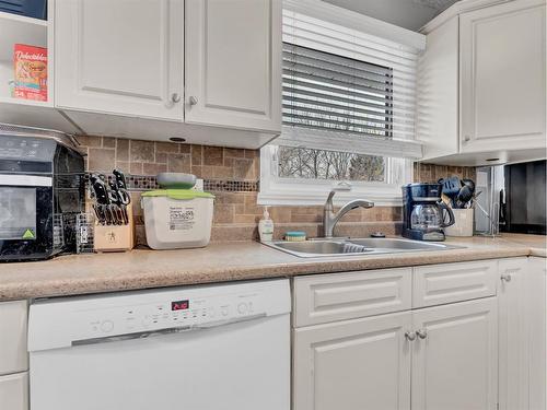 129 East Glen Drive Se, Medicine Hat, AB - Indoor Photo Showing Kitchen With Double Sink