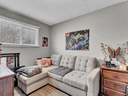 129 East Glen Drive Se, Medicine Hat, AB - Indoor Photo Showing Living Room