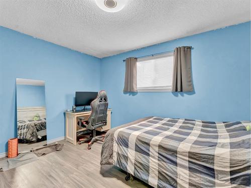 129 East Glen Drive Se, Medicine Hat, AB - Indoor Photo Showing Bedroom