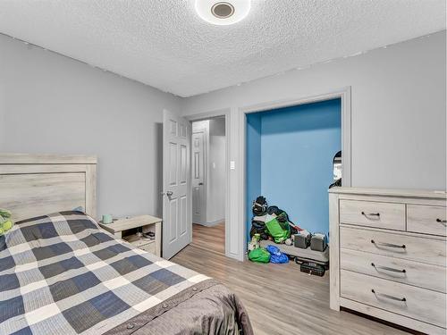 129 East Glen Drive Se, Medicine Hat, AB - Indoor Photo Showing Bedroom