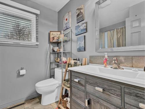 129 East Glen Drive Se, Medicine Hat, AB - Indoor Photo Showing Bathroom