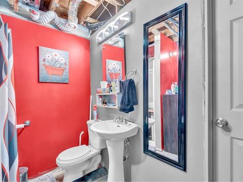 129 East Glen Drive Se, Medicine Hat, AB - Indoor Photo Showing Bathroom