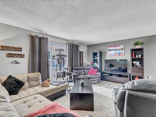 129 East Glen Drive Se, Medicine Hat, AB - Indoor Photo Showing Living Room