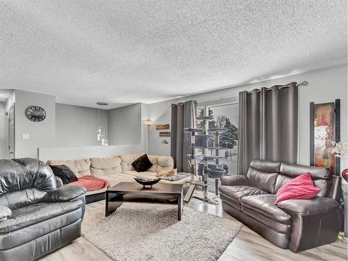 129 East Glen Drive Se, Medicine Hat, AB - Indoor Photo Showing Living Room