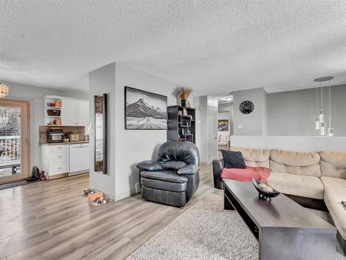 129 East Glen Drive Se, Medicine Hat, AB - Indoor Photo Showing Living Room