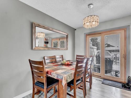 129 East Glen Drive Se, Medicine Hat, AB - Indoor Photo Showing Dining Room