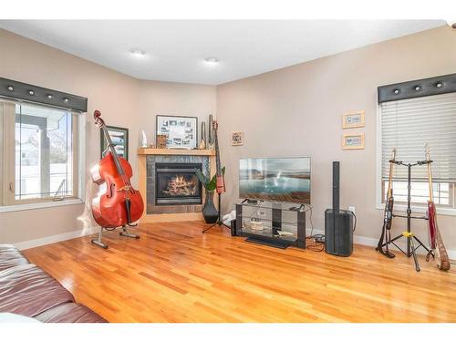 881 Ross Glen Drive Se, Medicine Hat, AB - Indoor With Fireplace