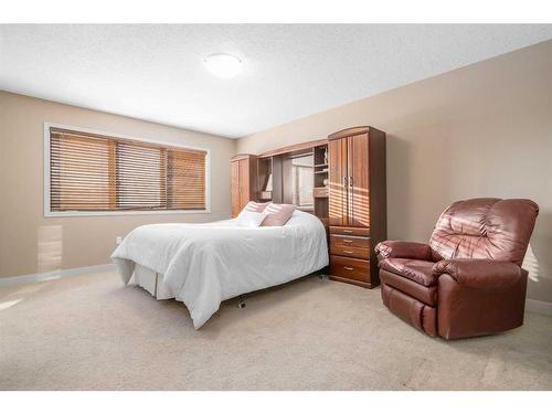 881 Ross Glen Drive Se, Medicine Hat, AB - Indoor Photo Showing Bedroom