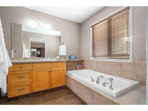 881 Ross Glen Drive Se, Medicine Hat, AB - Indoor Photo Showing Bathroom