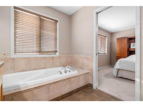 881 Ross Glen Drive Se, Medicine Hat, AB - Indoor Photo Showing Bathroom