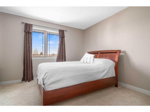 881 Ross Glen Drive Se, Medicine Hat, AB - Indoor Photo Showing Bedroom