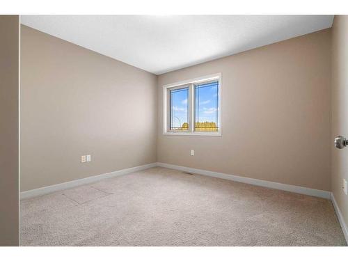 881 Ross Glen Drive Se, Medicine Hat, AB - Indoor Photo Showing Other Room