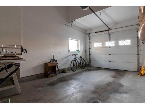 881 Ross Glen Drive Se, Medicine Hat, AB - Indoor Photo Showing Garage