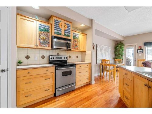 881 Ross Glen Drive Se, Medicine Hat, AB - Indoor Photo Showing Kitchen