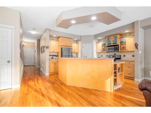 881 Ross Glen Drive Se, Medicine Hat, AB - Indoor Photo Showing Kitchen