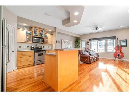 881 Ross Glen Drive Se, Medicine Hat, AB - Indoor Photo Showing Kitchen