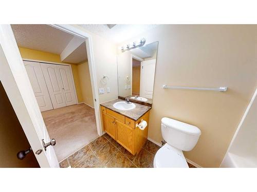 38 Northlands Lane Ne, Medicine Hat, AB - Indoor Photo Showing Bathroom