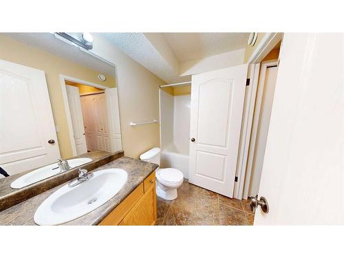 38 Northlands Lane Ne, Medicine Hat, AB - Indoor Photo Showing Bathroom