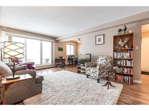 11-512 Mccutcheon Drive Nw, Medicine Hat, AB - Indoor Photo Showing Living Room