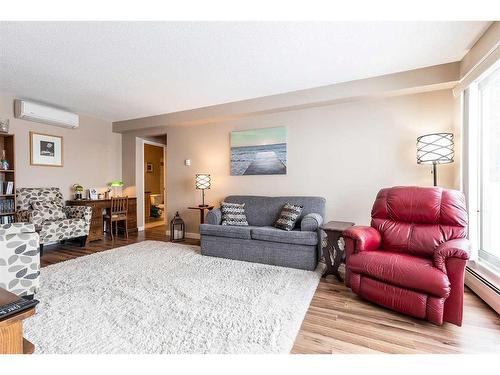 11-512 Mccutcheon Drive Nw, Medicine Hat, AB - Indoor Photo Showing Living Room