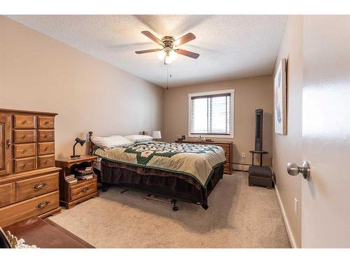 11-512 Mccutcheon Drive Nw, Medicine Hat, AB - Indoor Photo Showing Bedroom